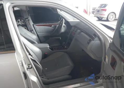 2001 Mercedes-Benz E 320 z USA, uszkodzony, nr VIN WDBJF65J61B294385